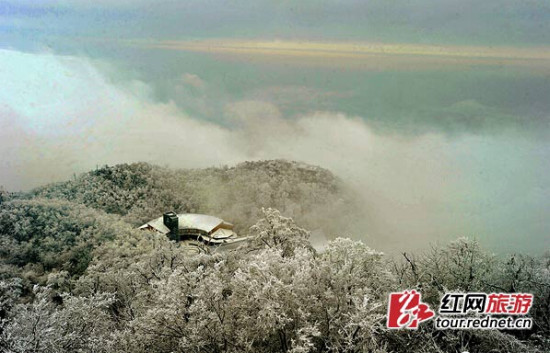 (天门山雪景。明健飞 摄)
