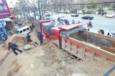 郑州建材市场被渣土包围商户渣土堆上踩出生意