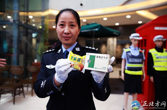12月2日,民警孙胜军向市民展示含有乙醇的食品、饮品。