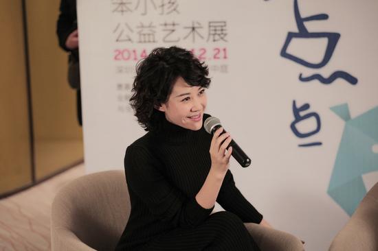 许晴参加公益艺术展 成名副其实孩子王