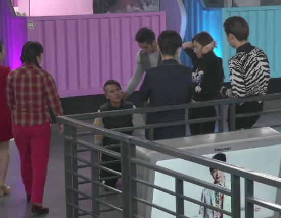 成龙女弟子为房祖名庆生 下跪惊呆小伙伴