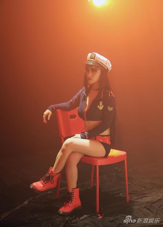 伍佳丽曝《No Sir》MV花絮 跨国团队打造