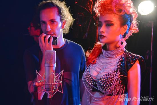 伍佳丽曝《No Sir》MV花絮 跨国团队打造