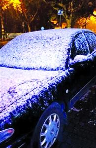 □申城部分地区昨日的初雪覆盖了车顶 /@上海新闻播报