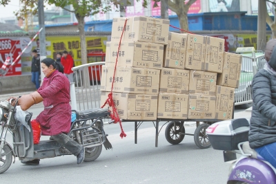 火车站地区电动车非法载货、行人过马路不守规矩现象比较普遍。