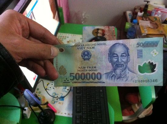 越南50万盾,只值中国人民币140元左右.