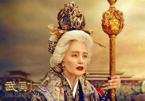 新浪娱乐讯 《武则天》曝光了一组武则天82岁老年妆，武则天鹤发苍颜，锦衣华服威严不改，目光沧桑而悲戚，历史上唯一女皇波澜壮阔的一生写满在这张饱经风霜的脸上。