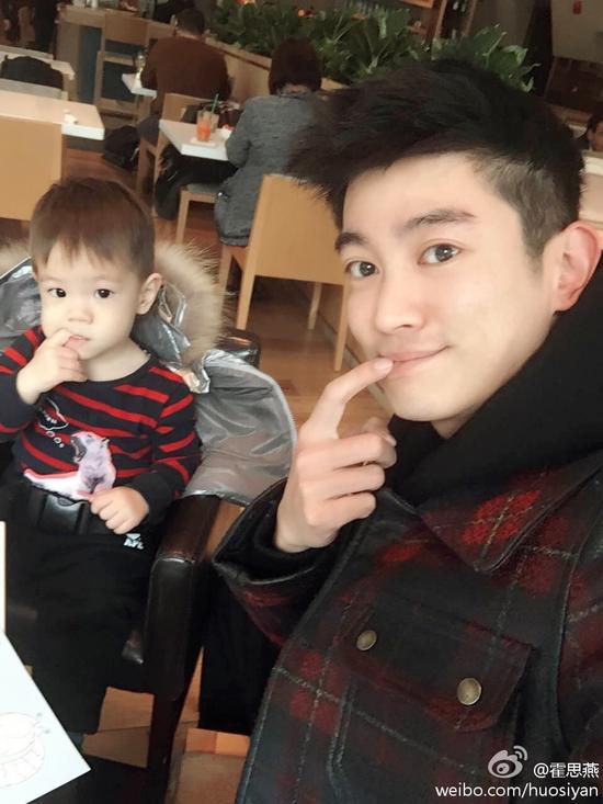 霍思燕儿子帅气似混血 与爸爸吃手指呆萌