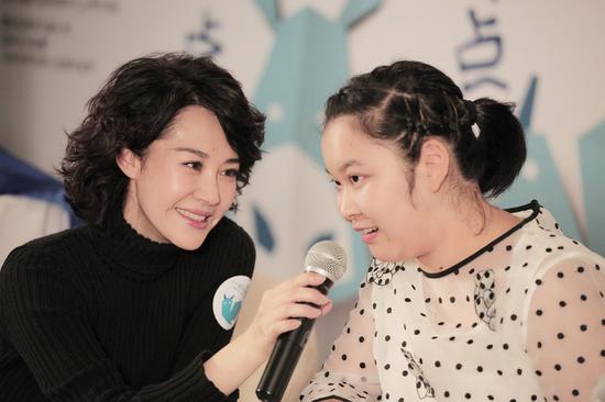 许晴参加公益艺术展 成名副其实孩子王