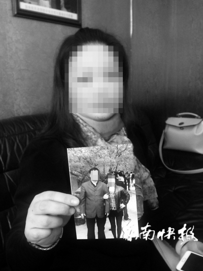 ▲谢女士出示她和曾某的合照(图片由谢女士提供)