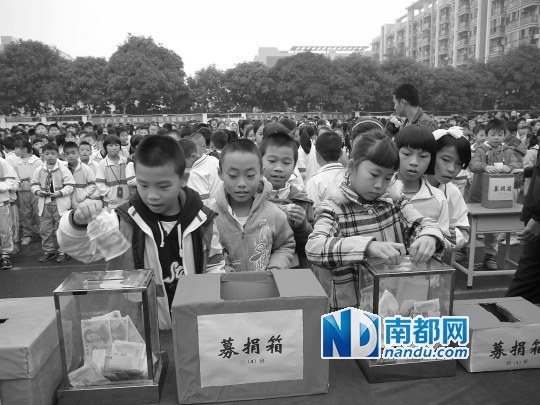 昨日，广生小学召集全校师生为小悦滕募捐。南都记者朱鹏景 摄