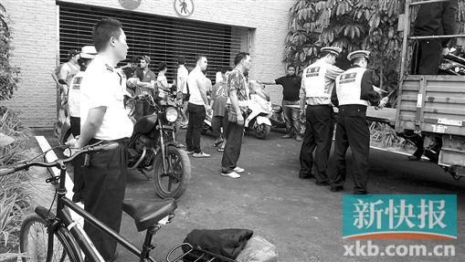 ■警方在大学城住宅小区查获多辆无牌改装摩托车。