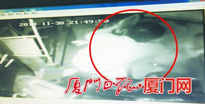 【打人】男乘客拿起保温瓶砸向司机。