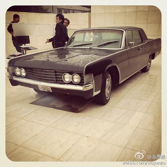 男神配豪车！吴彦祖难得晒照帅哭粉丝