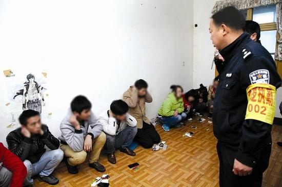 小伙被美女骗到荆州传销窝点 手机藏裤裆发求