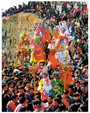 每年正月十四、十五两天,宁海县前童镇举行前童元宵行会,吸引八方游客。记者 龚国荣 摄