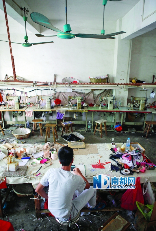 10月11日,惠东吉隆一家小厂内,留守工人独自坐在空荡荡的车间内。 南都记者 陈伟斌 摄