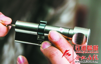 开锁师傅10秒打开A级锁 建议市民睡觉之前将