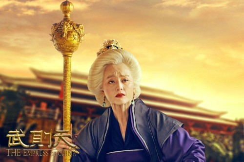 新浪娱乐讯 《武则天》曝光了一组武则天82岁老年妆，武则天鹤发苍颜，锦衣华服威严不改，目光沧桑而悲戚，历史上唯一女皇波澜壮阔的一生写满在这张饱经风霜的脸上。