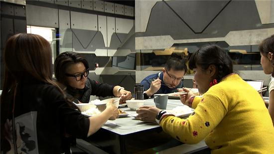 徐冬梅与其他选手一起吃饭