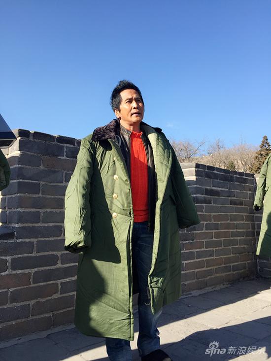 齐秦穿军大衣拍公益片 打趣帅呆了|齐秦|公益