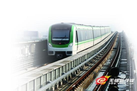 在全长约26.3公里无锡地铁2号线的22座车站中,有4座车站设置在高架桥上,它们分别是庄桥站、云林站、九里河公园站和查桥站,总长度为6.7公里,这条空中曲线将4个高架桥区间紧紧相连。不同于地铁1号线高架站造型各异一站一景的特色,地铁2号线的4座高架车站均强调区域特点,在站厅层营造出一线一色的特色。昨天,记者乘坐地铁2号线列车探访4座高架车站。 庄桥站:茶绿色 茶绿色的支柱、现代简约的镂空造型、钢结构圆弧形顶棚庄桥站是无锡地铁2号线自西向东的第15座车站,也是第一个高架车站。庄桥