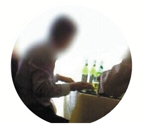 公务人员工作日开法院警车到饭店喝酒
