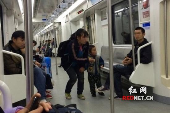 长沙地铁上一女子带着小孩正在乞讨