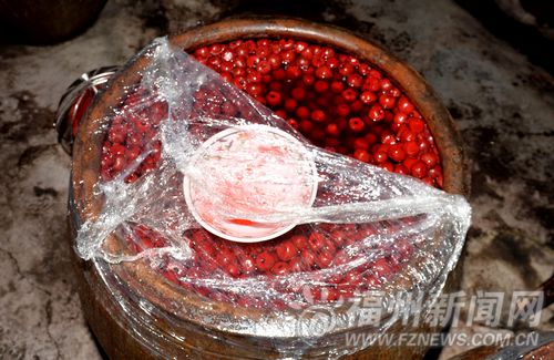 正在腌制的山楂