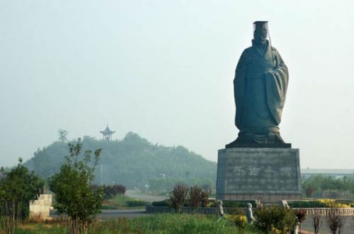 山东滨州滨城区秦皇台乡竖立着秦始皇的雕像。