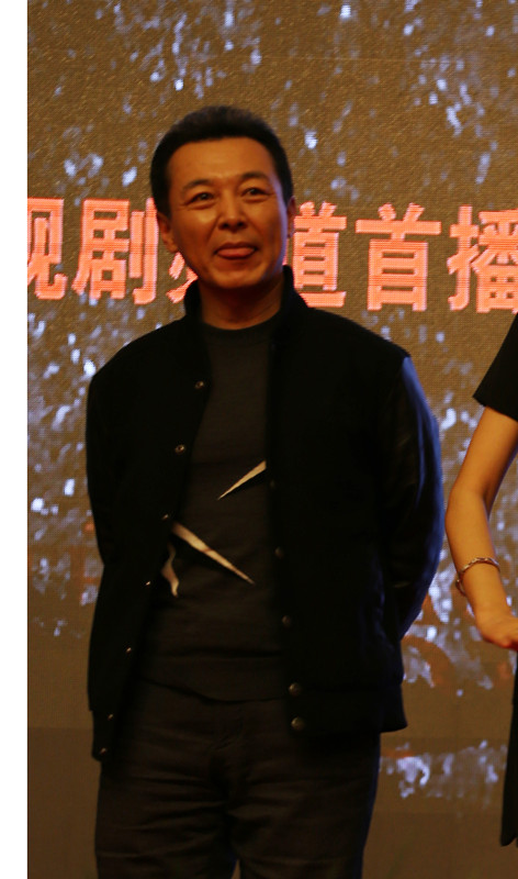 王强饰"百变"胡铁荣