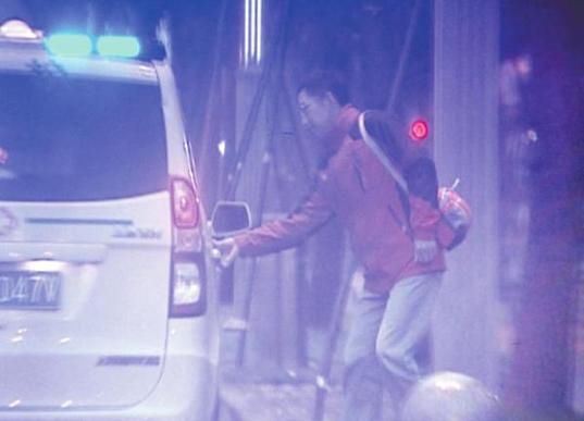 26日,市民投诉在成都沙湾路一辆救护车正在接某医院的专家医生