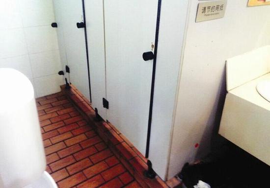 宜昌餐馆内男女厕所共用 20岁小伙趁机偷拍他人