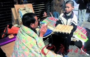 9岁的小志愿者“蛋蛋”给流浪汉送熟鸡蛋,许多流浪汉都认识他。