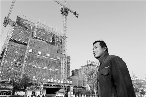 韓兆梓現(xiàn)在在一處工地打工,他現(xiàn)在要為自己找回“身份”
