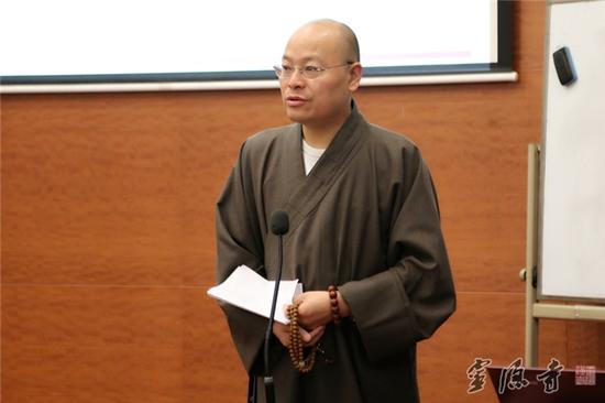 杭州市佛教协会会长、灵隐寺方丈光泉大和尚在开班式上开示