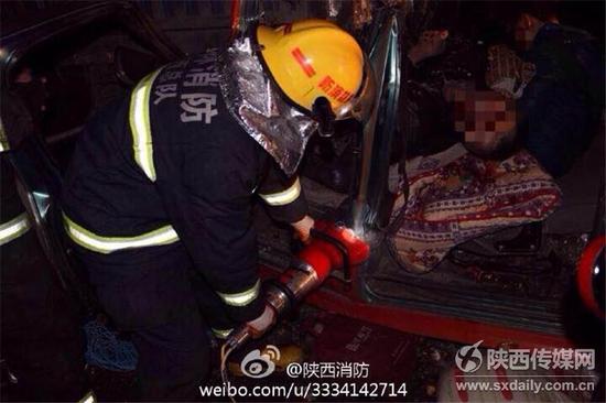 包茂高速靖邊段發(fā)生交通事故 4人當(dāng)場(chǎng)死亡