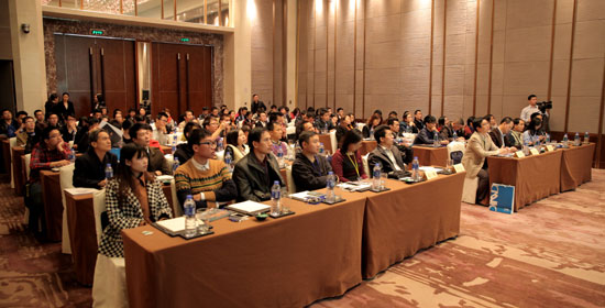 现场的各位对中文域名的新发展产生浓浓的兴趣