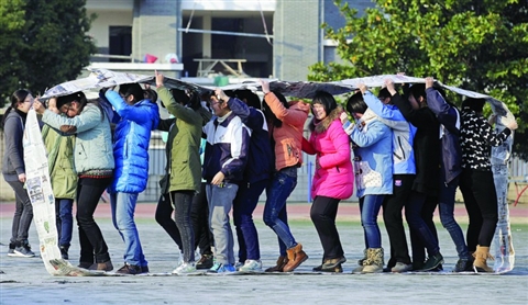 市一中高三学生学校操场上进行团队拓展活动