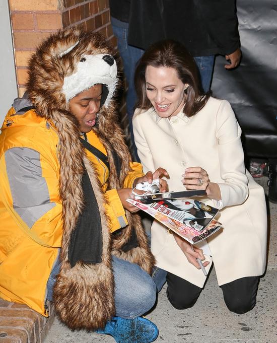 朱莉遇粉丝恐慌症发作 不顾华服跪下安抚