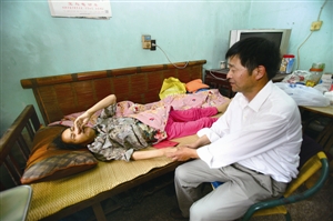陈华民看望李德利老人 本报资料图片 (记者 张培坚 摄)