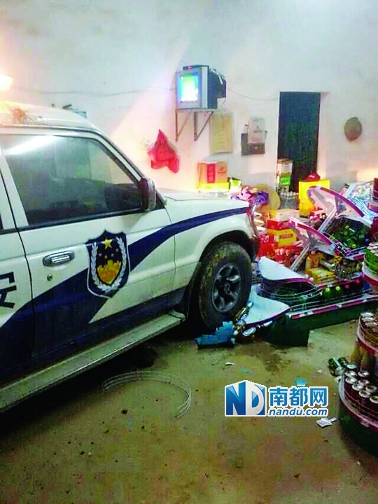 昨日,廉江市一辆警车撞进民宅,致1死2伤。 目击者供图