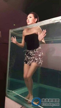 小S湿身拍广告豪迈开腿 网友:这什么巫术