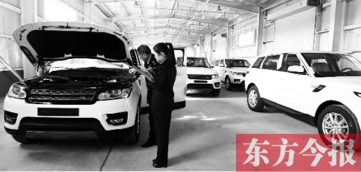 郑欧班列第二批整车进口车到达郑州，8辆崭新的路虎车正在接受检验