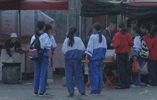 云南初中女生遭性侵案问责:校长等4人被停职_新浪湖北_新浪网