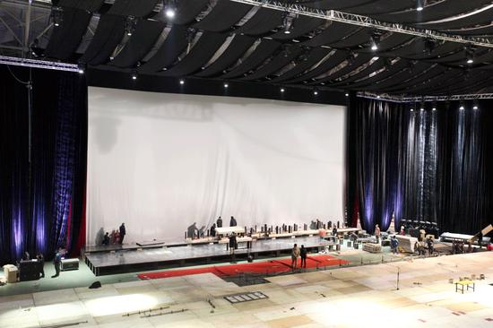 完成挂幕的《一步之遥》全球首映礼临时IMAX影院