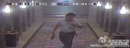 男子提供的视频显示，当事两人前后脚进入酒店房间所在楼道。视频截图