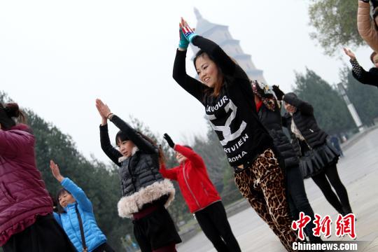 图为西安大雁塔广场百人玩“快闪”。记者 张远摄