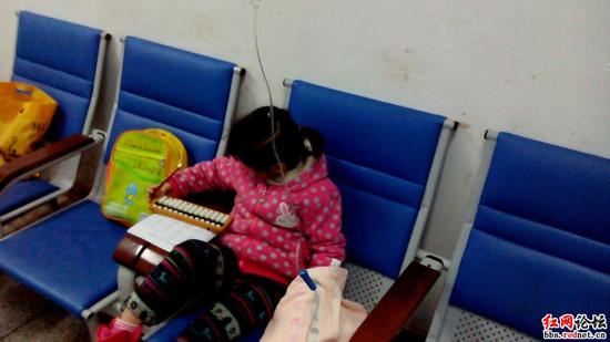 永州5岁小女孩医院边输液边写作业 网友:看着