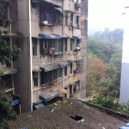 男子坠楼砸穿了平房屋顶